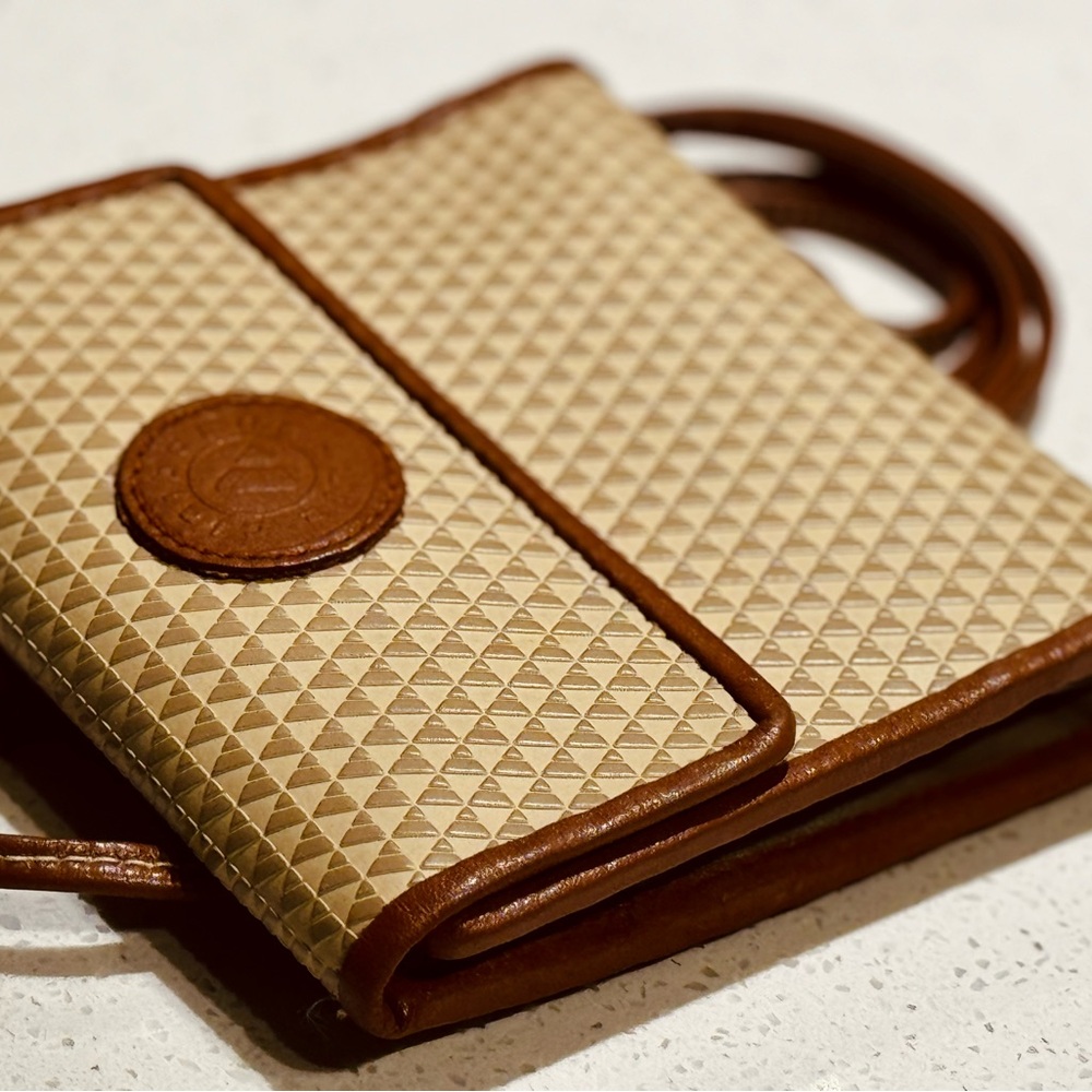 PRISTINE CONDITION - VINTAGE 1983 “Liz Claiborne Logo Crossbody Purse/Wallet” - Picture 3 of 9